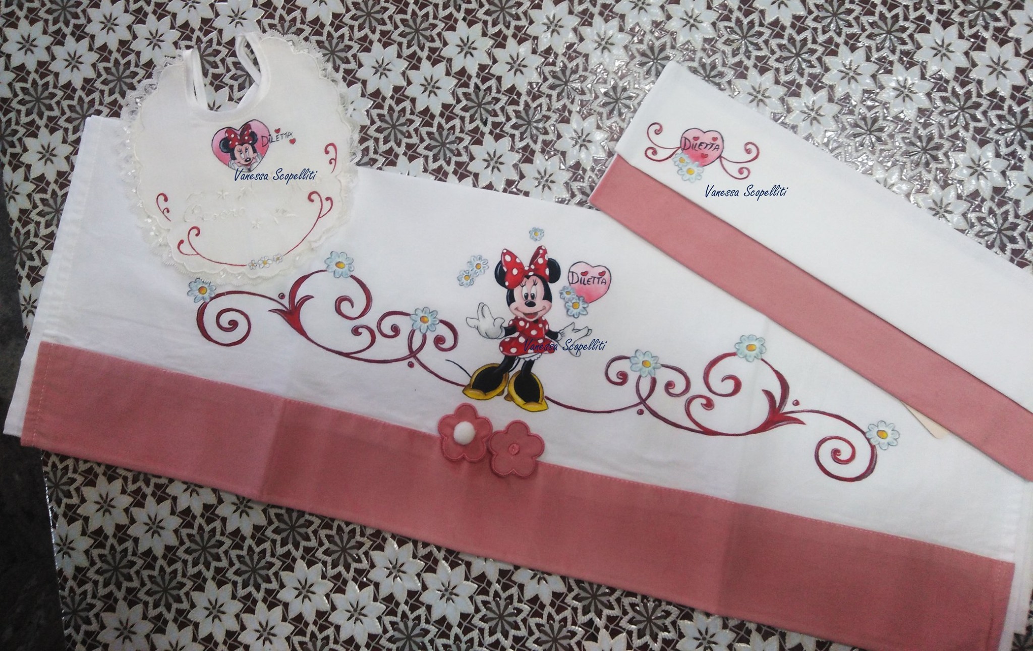 Coordinato Lenzuolino Bavaglino Minnie Bimba Dipinti A Mano