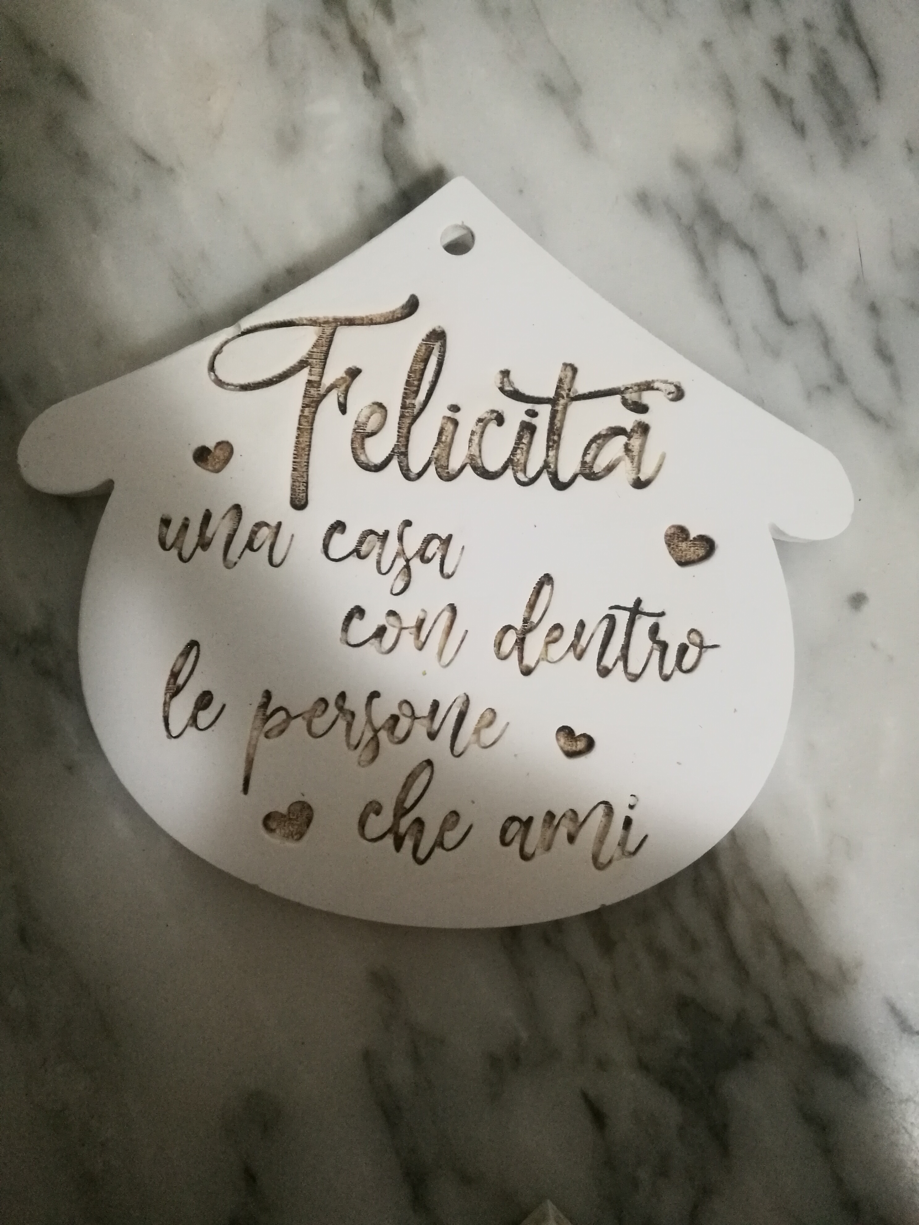 TARGHETTA IN CERAMICA A FREDDO CON FRASE INCISA SULLA FAMIGLIA