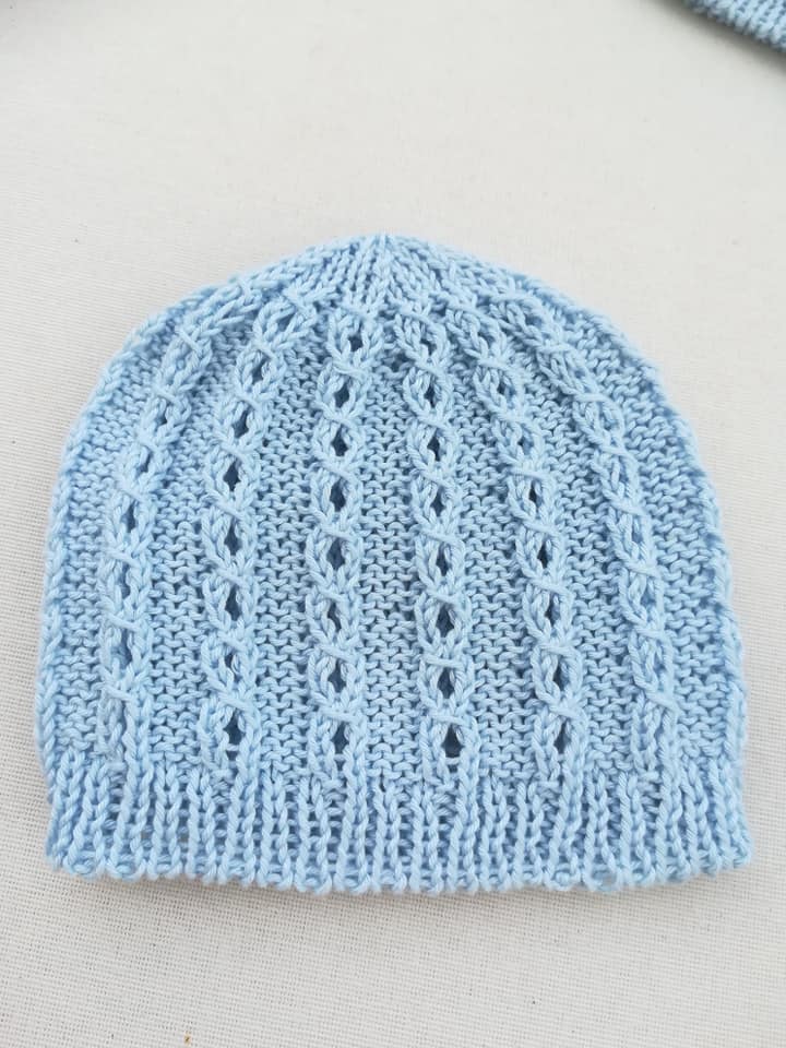 Cappello bambino / bambina in puro cotone azzurro con trecce traforate