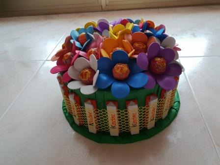 Torta di fiori- chupachups e barrette kinder