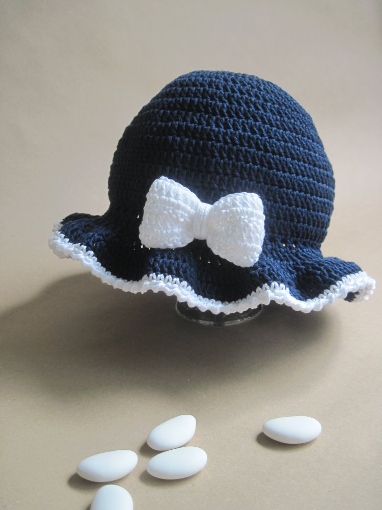 Cappello/cappellino bimba - balza e fiocco - cotone blu e bianco - uncinetto - Battesimo