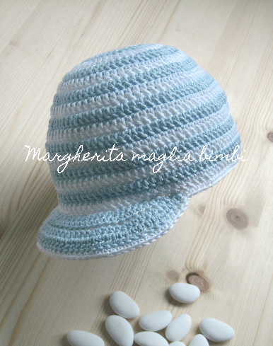 Cappellino/cappello bambino con visiera fatto a mano - cotone righe azzurre e bianche - Battesimo