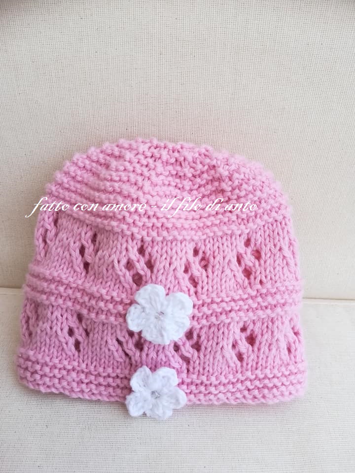 Cappello bambina in rosa con fiori bianchi