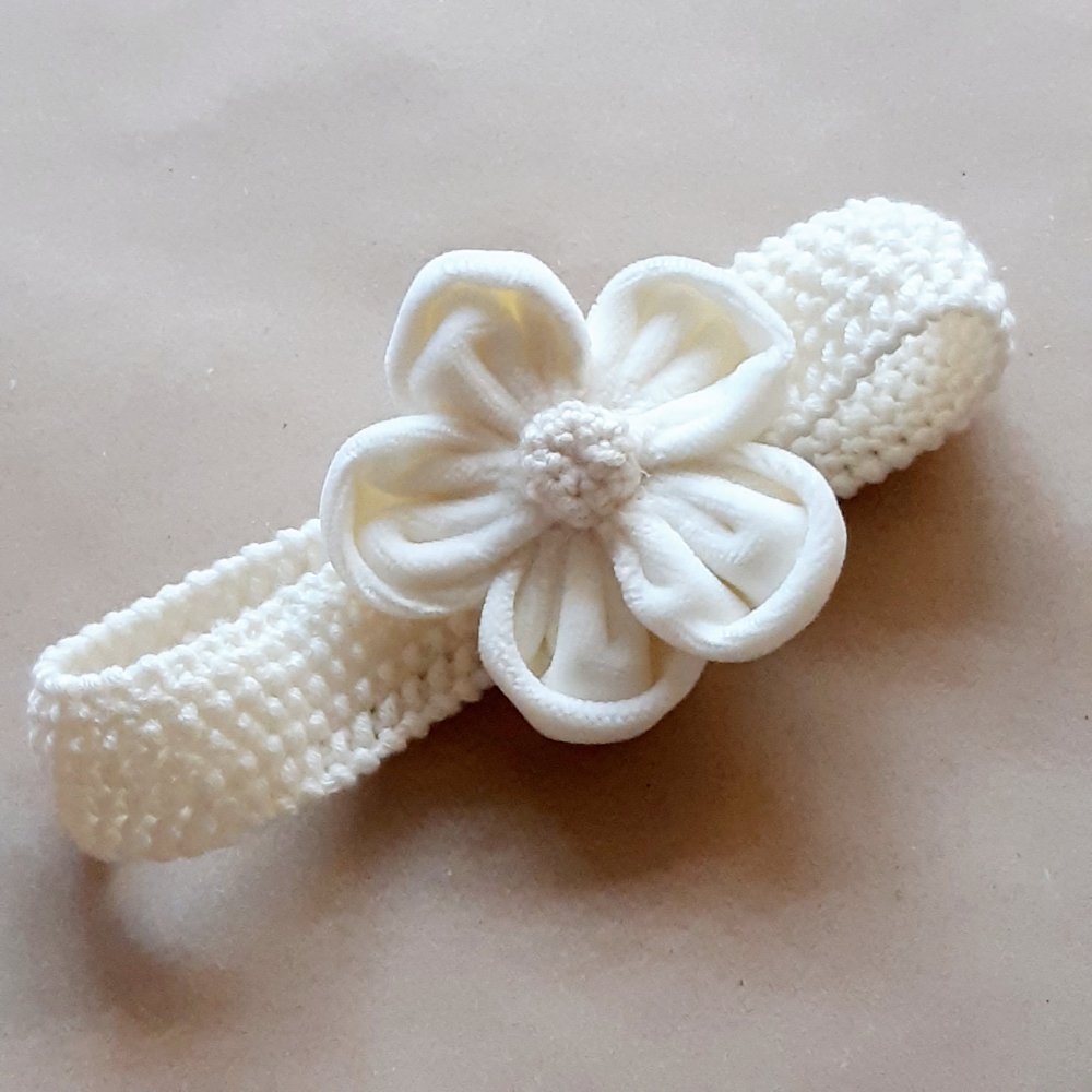 Fascetta in lana con fiore in velluto per Battesimo bimba - bianco panna - Lavinia