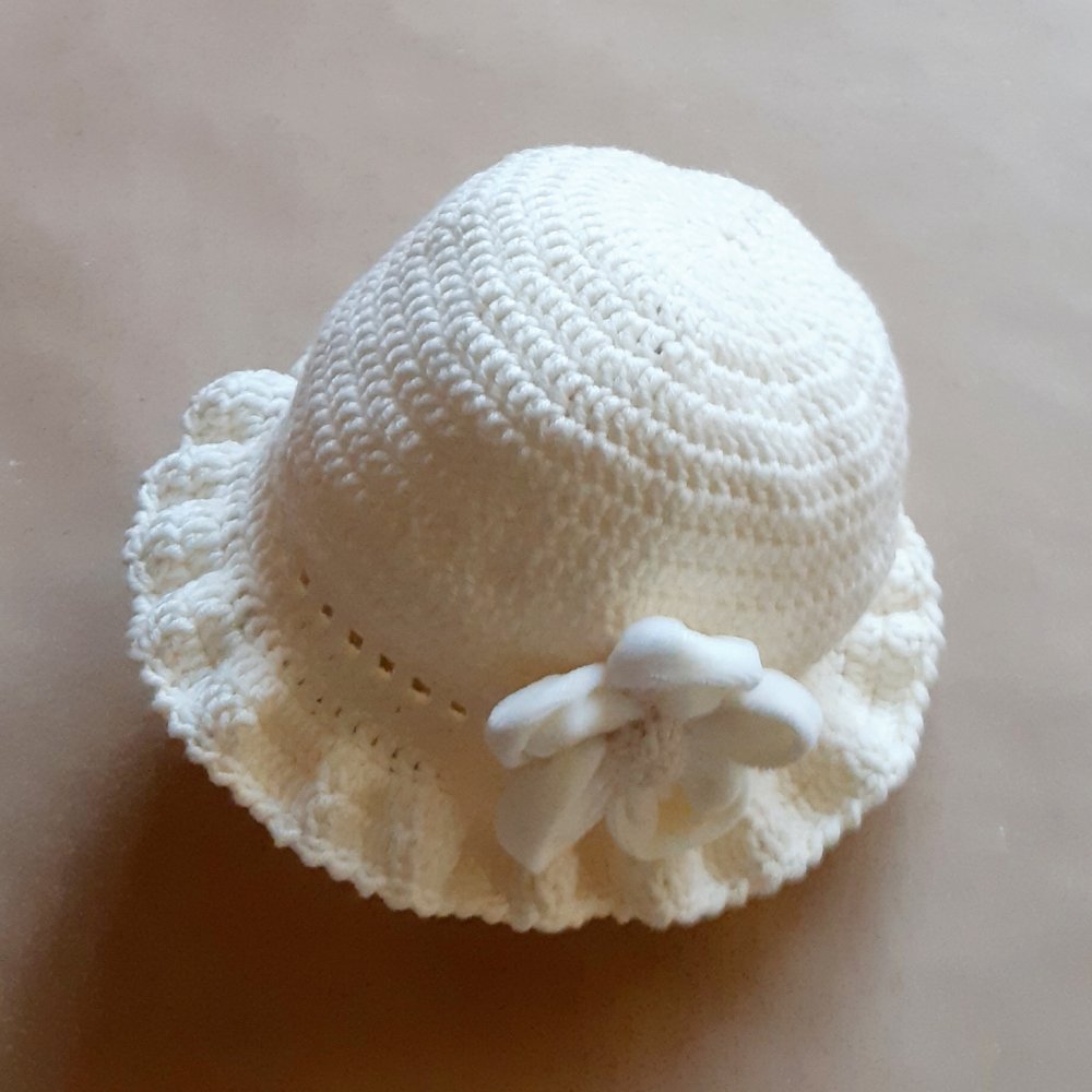 Cappello in lana con fiore in velluto per Battesimo bimba - bianco panna - Lavinia