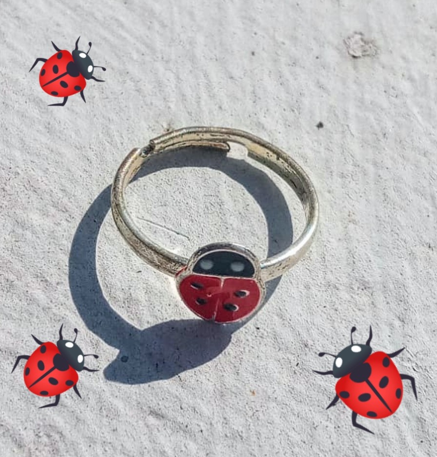 Anello coccinella in resina su base metallica regolabile 