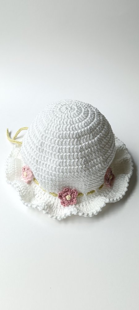 Cappellino bianco con balza e decorazione a fiori rosa antico - Battesimo - Linda