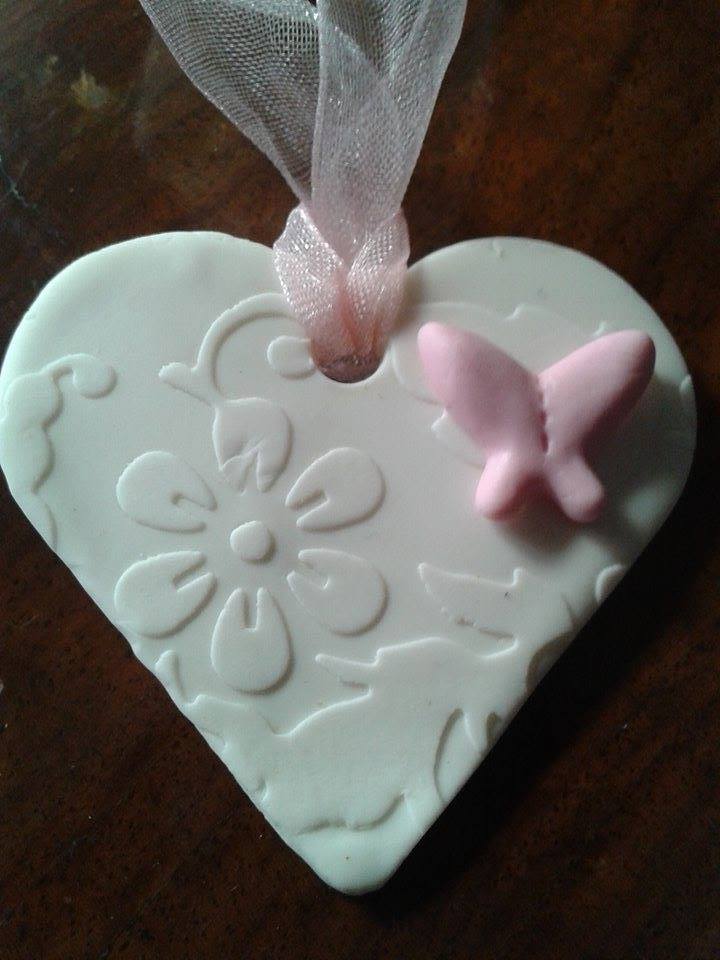 Bomboniera-ciondolo cuore bianco damascato con farfalla rosa