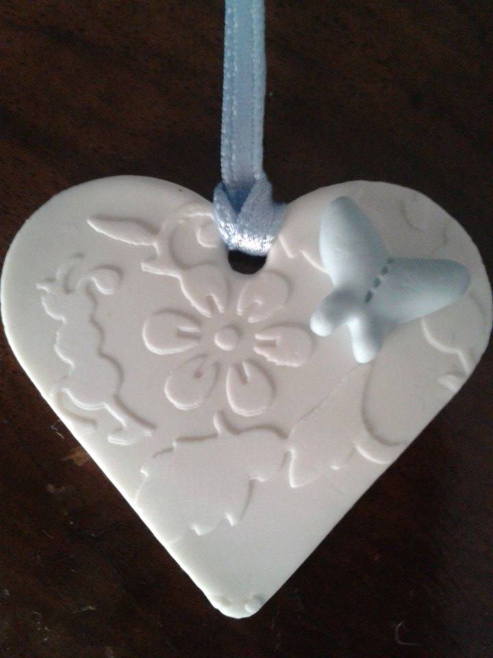 Bomboniera-ciondolo cuore bianco damascato con farfalla celeste