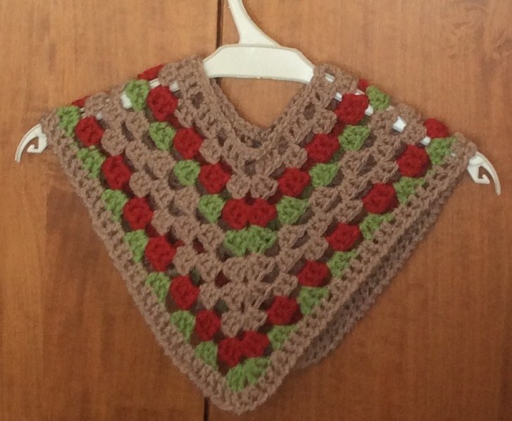 Poncho crochet per bambina di 12-16 mesi color camoscio, rosso bordeaux e verde.