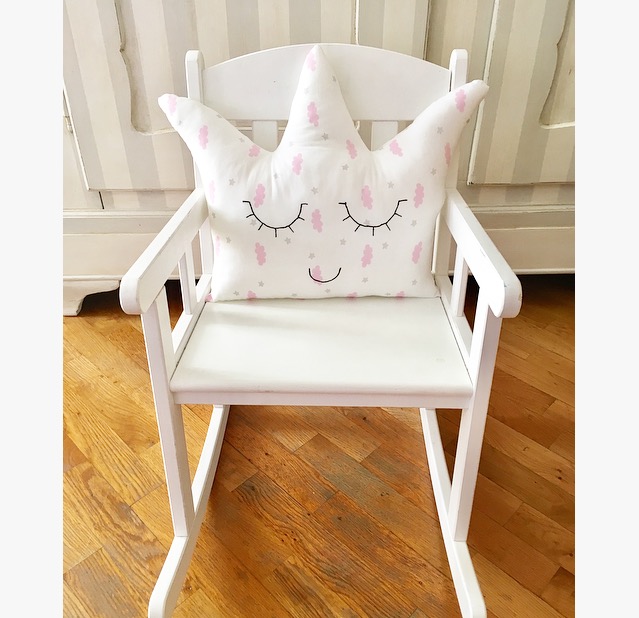 Cuscino decorativo bianco e rosa a forma di corona per piccole principesse, decorazione camera bambina