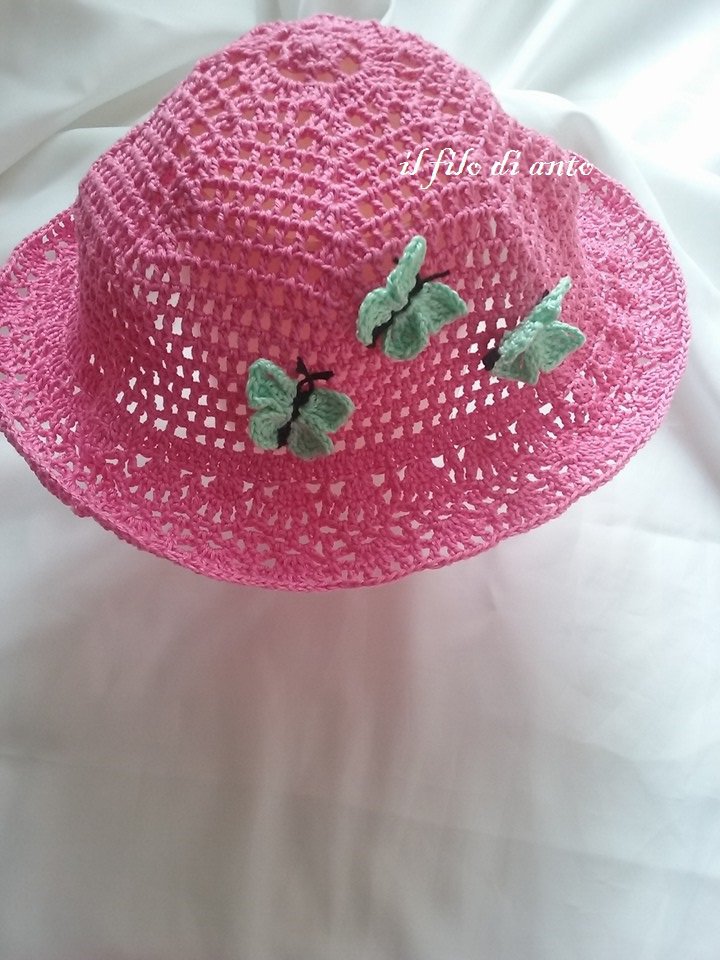 Cappello bambina fucsia in cotone con farfalline