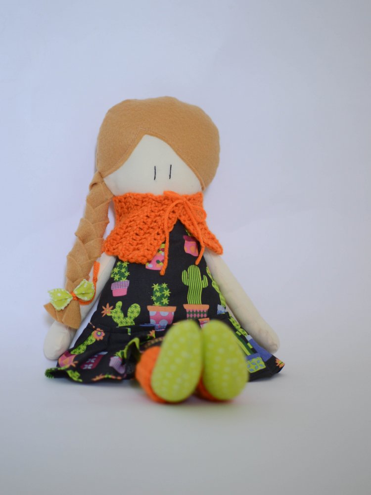 Bambola in stoffa Amicoccole con vestito fantasia cactus e accessori in lana